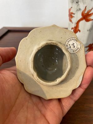 A Chinese iron-red and grisaille 'goldfish' vase and cover, Yongzheng — 照片 6