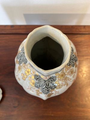 A Chinese iron-red and grisaille 'goldfish' vase and cover, Yongzheng — 照片 7