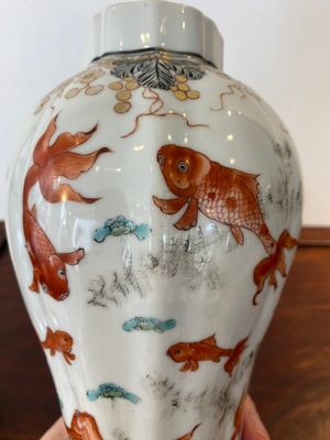 A Chinese iron-red and grisaille 'goldfish' vase and cover, Yongzheng — 照片 9