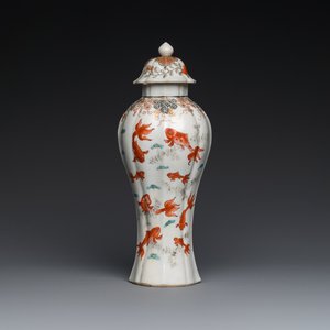 A Chinese iron-red and grisaille 'goldfish' vase and cover, Yongzheng — 照片 1