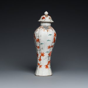 A Chinese iron-red and grisaille 'goldfish' vase and cover, Yongzheng — 照片 4