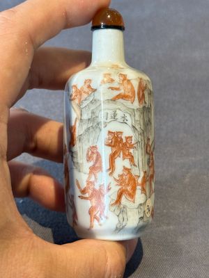 A Chinese iron-red and grisaille snuff bottle with monkeys at the Shuilian cave, 19th C. — photo 1