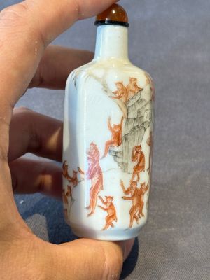 A Chinese iron-red and grisaille snuff bottle with monkeys at the Shuilian cave, 19th C. — photo 2