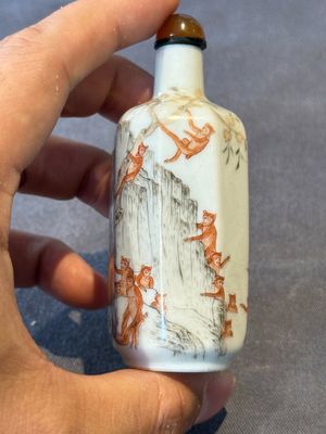 A Chinese iron-red and grisaille snuff bottle with monkeys at the Shuilian cave, 19th C. — photo 4