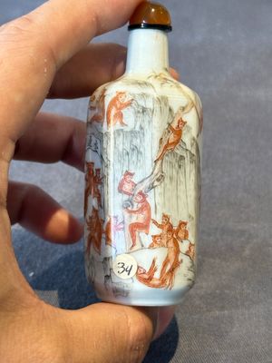 A Chinese iron-red and grisaille snuff bottle with monkeys at the Shuilian cave, 19th C. — photo 5