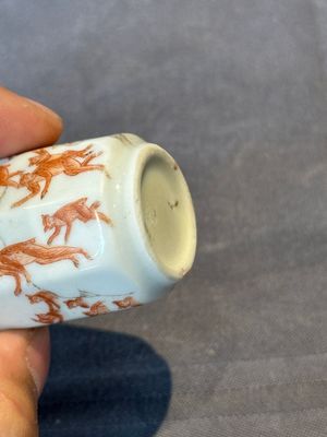 A Chinese iron-red and grisaille snuff bottle with monkeys at the Shuilian cave, 19th C. — photo 8