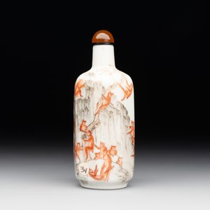 A Chinese iron-red and grisaille snuff bottle with monkeys at the Shuilian cave, 19th C. — photo 2