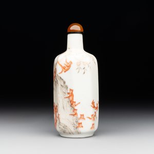 A Chinese iron-red and grisaille snuff bottle with monkeys at the Shuilian cave, 19th C. — photo 3
