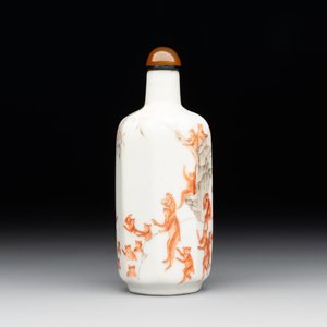 A Chinese iron-red and grisaille snuff bottle with monkeys at the Shuilian cave, 19th C. — photo 4