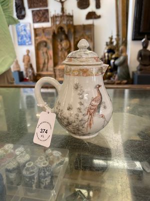 A Chinese iron-red and grisaille tea caddy and cream jug with fine pheasants, Yongzheng — 照片 1