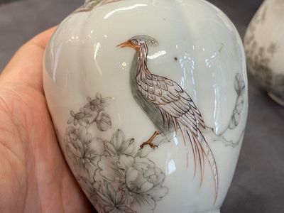 A Chinese iron-red and grisaille tea caddy and cream jug with fine pheasants, Yongzheng — 照片 13