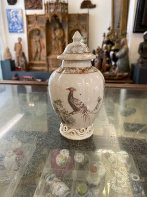 A Chinese iron-red and grisaille tea caddy and cream jug with fine pheasants, Yongzheng — 照片 5