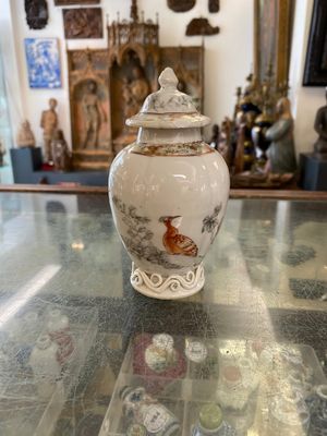 A Chinese iron-red and grisaille tea caddy and cream jug with fine pheasants, Yongzheng — 照片 6