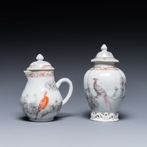 A Chinese iron-red and grisaille tea caddy and cream jug with fine pheasants, Yongzheng — 照片 1