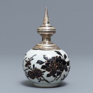 A Chinese iron red and overglaze black silver-mounted vase, 19th C. — photo 1