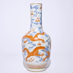 A Chinese iron red and overglaze blue vase with dragons among clouds, 19/20th C. — photo 4