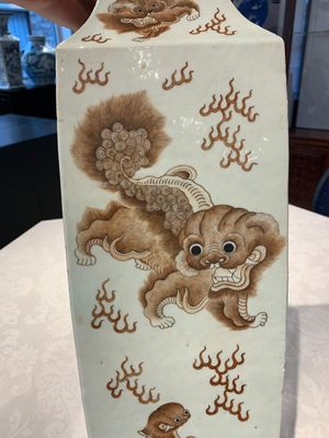 A Chinese iron-red and white 'Buddhist lion' square vase, Chenghua mark, 19/20th C. — photo 12