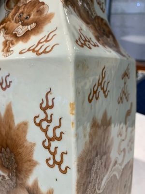 A Chinese iron-red and white 'Buddhist lion' square vase, Chenghua mark, 19/20th C. — photo 17