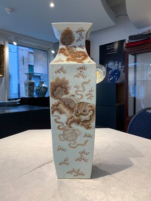 A Chinese iron-red and white 'Buddhist lion' square vase, Chenghua mark, 19/20th C. — photo 2