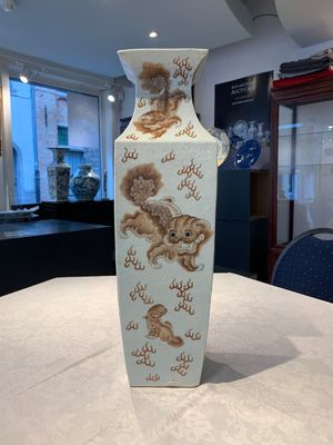 A Chinese iron-red and white 'Buddhist lion' square vase, Chenghua mark, 19/20th C. — photo 3