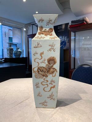 A Chinese iron-red and white 'Buddhist lion' square vase, Chenghua mark, 19/20th C. — photo 4