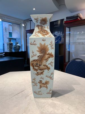 A Chinese iron-red and white 'Buddhist lion' square vase, Chenghua mark, 19/20th C. — photo 5
