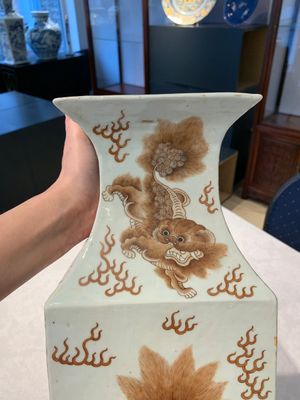 A Chinese iron-red and white 'Buddhist lion' square vase, Chenghua mark, 19/20th C. — photo 6