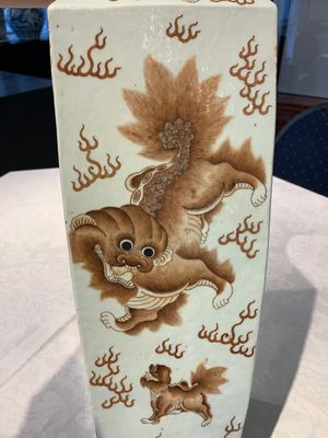 A Chinese iron-red and white 'Buddhist lion' square vase, Chenghua mark, 19/20th C. — photo 7