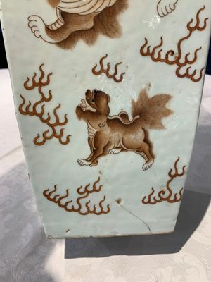A Chinese iron-red and white 'Buddhist lion' square vase, Chenghua mark, 19/20th C. — photo 8