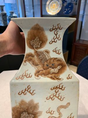 A Chinese iron-red and white 'Buddhist lion' square vase, Chenghua mark, 19/20th C. — photo 9