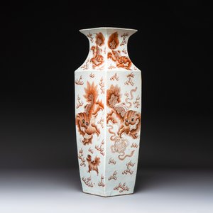 A Chinese iron-red and white 'Buddhist lion' square vase, Chenghua mark, 19/20th C. — photo 1