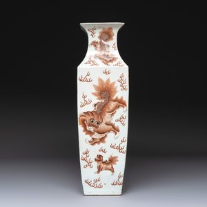 A Chinese iron-red and white 'Buddhist lion' square vase, Chenghua mark, 19/20th C. — photo 2