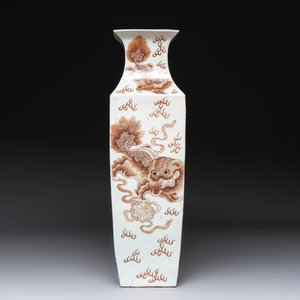 A Chinese iron-red and white 'Buddhist lion' square vase, Chenghua mark, 19/20th C. — photo 3
