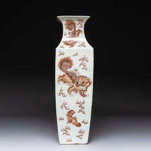 A Chinese iron-red and white 'Buddhist lion' square vase, Chenghua mark, 19/20th C. — photo 4