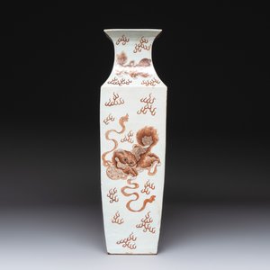 A Chinese iron-red and white 'Buddhist lion' square vase, Chenghua mark, 19/20th C. — photo 5