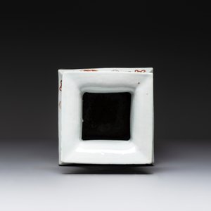 A Chinese iron-red and white 'Buddhist lion' square vase, Chenghua mark, 19/20th C. — photo 6