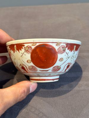 A Chinese iron-red, blue and white 'kinrande' bowl for the Japanese market, Ming — photo 1