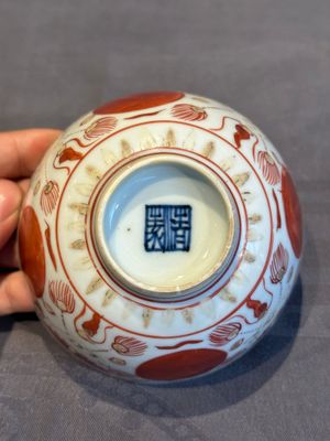 A Chinese iron-red, blue and white 'kinrande' bowl for the Japanese market, Ming — photo 11