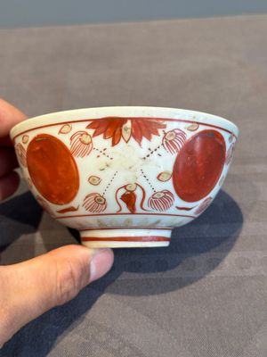 A Chinese iron-red, blue and white 'kinrande' bowl for the Japanese market, Ming — photo 2