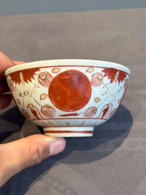 A Chinese iron-red, blue and white 'kinrande' bowl for the Japanese market, Ming — photo 3