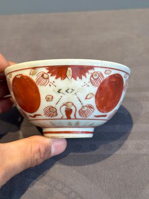 A Chinese iron-red, blue and white 'kinrande' bowl for the Japanese market, Ming — photo 4