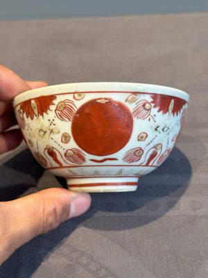 A Chinese iron-red, blue and white 'kinrande' bowl for the Japanese market, Ming — photo 5