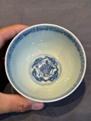 A Chinese iron-red, blue and white 'kinrande' bowl for the Japanese market, Ming — photo 6