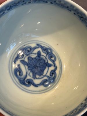 A Chinese iron-red, blue and white 'kinrande' bowl for the Japanese market, Ming — photo 7