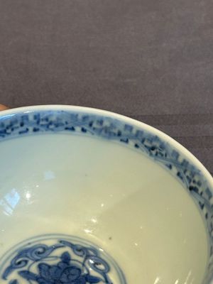 A Chinese iron-red, blue and white 'kinrande' bowl for the Japanese market, Ming — photo 8