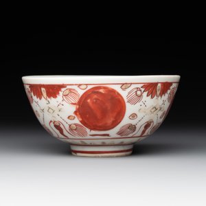 A Chinese iron-red, blue and white 'kinrande' bowl for the Japanese market, Ming — photo 3