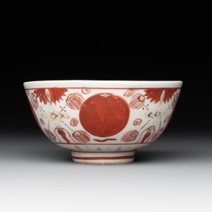A Chinese iron-red, blue and white 'kinrande' bowl for the Japanese market, Ming — photo 4