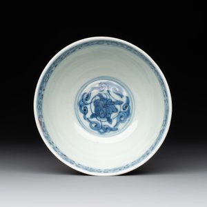 A Chinese iron-red, blue and white 'kinrande' bowl for the Japanese market, Ming — photo 5