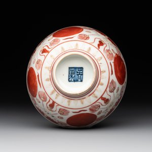 A Chinese iron-red, blue and white 'kinrande' bowl for the Japanese market, Ming — photo 6