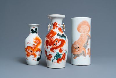 A Chinese iron-red 'Buddhist lions' hat stand and two vases, 19/20th C.